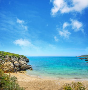 Alghero blue deniz üzerinde beyaz bulutlar