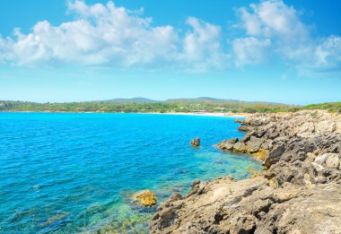 Lazzaretto beach içinde belgili tanımlık geçmiş ile kayalık sahil
