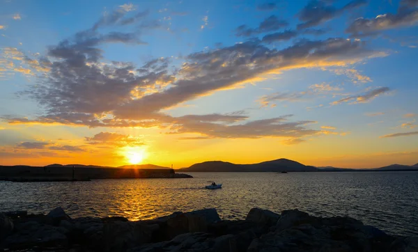 Cielo colorato sul porto di Alghero al tramonto — Foto Stock