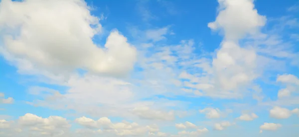 Nubes suaves y cielo azul — Foto de Stock