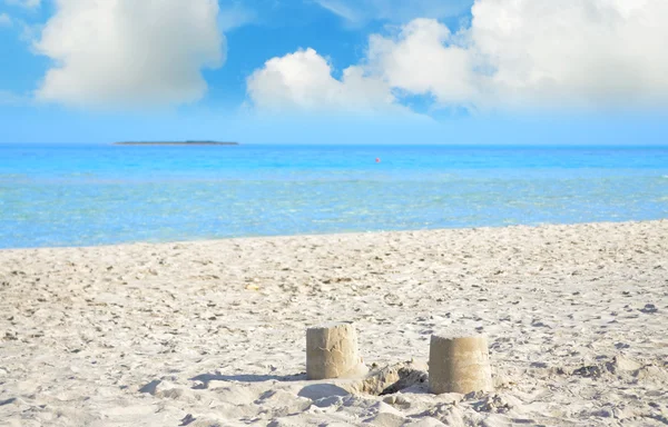 Petites tours de sable sur la plage de Stintino — Photo