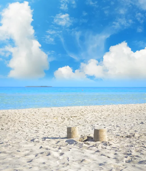 Pequenas torres de areia na praia em Stintino — Fotografia de Stock