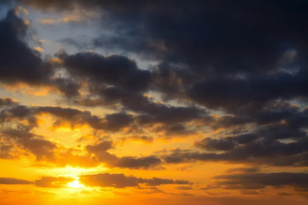 Moln på himlen vid solnedgången — Stockfoto