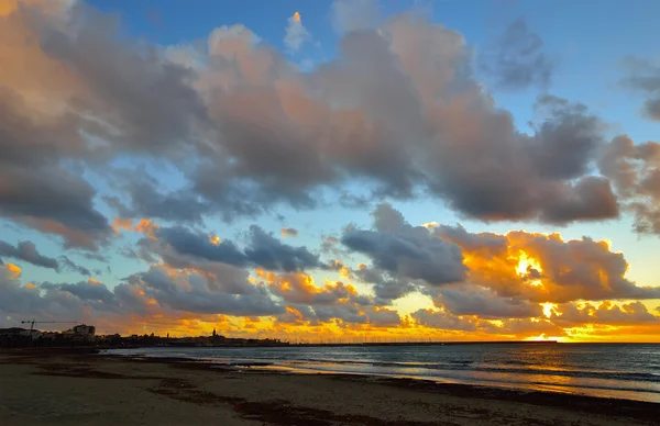 Alghero strandlinjen under en molnig himmel i solnedgången — Stockfoto