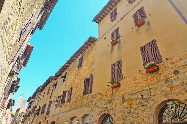 Úzká ulice v San Gimignano za jasného dne — Stock fotografie