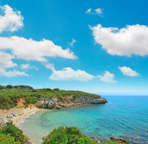 Nuvole bianche sulla riva di Alghero — Foto Stock