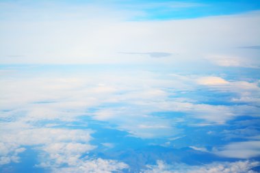 mavi gökyüzünde bulutlar ile havadan görünümü