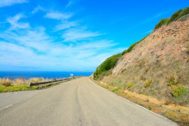 Sardinya bulutlar altında ülke yolu