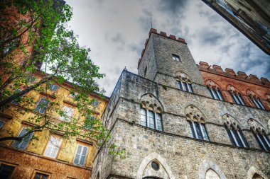 Siena gri bir gökyüzü altında sarayda Chigi-Zondadari