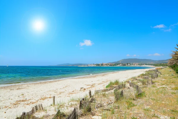 Stralende zon over Alghero shroeline — Stockfoto