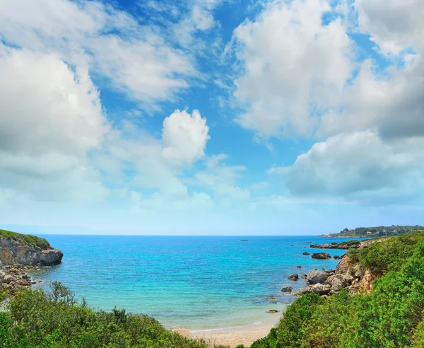 Cielo nuvoloso sulla costa di Alghero — Foto Stock