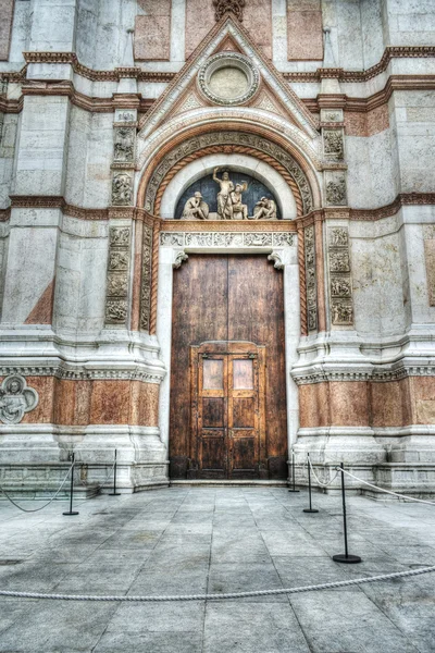 Wooden door in San Petronio cathedral in Bologna — Stock Photo, Image