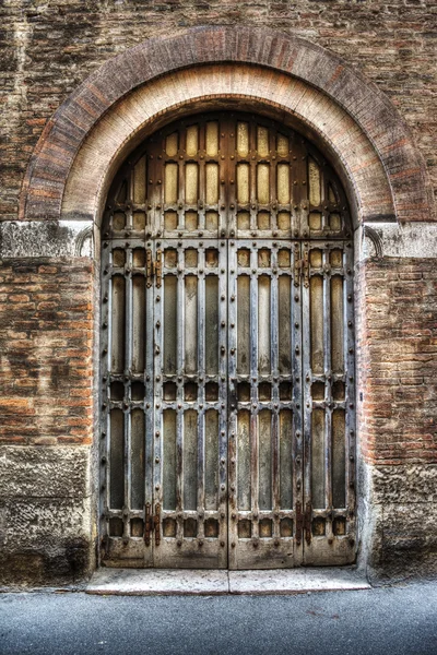 Main door in an old wall in hdr — Stock Photo, Image