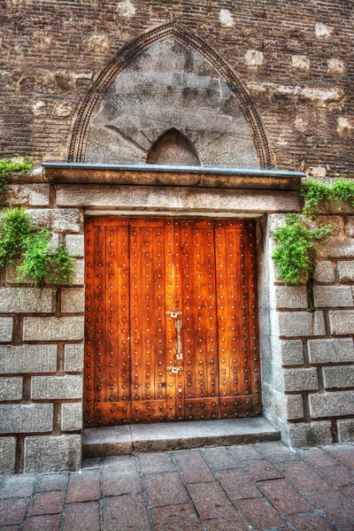 Bologna eski bir duvarındaki turuncu kapı — Stok fotoğraf