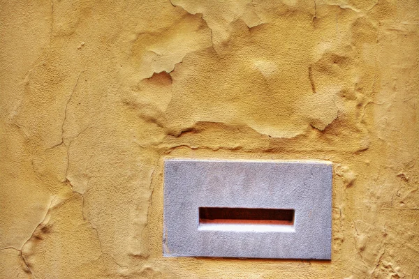 กล่องจดหมายในผนังซีเมนต์ — ภาพถ่ายสต็อก
