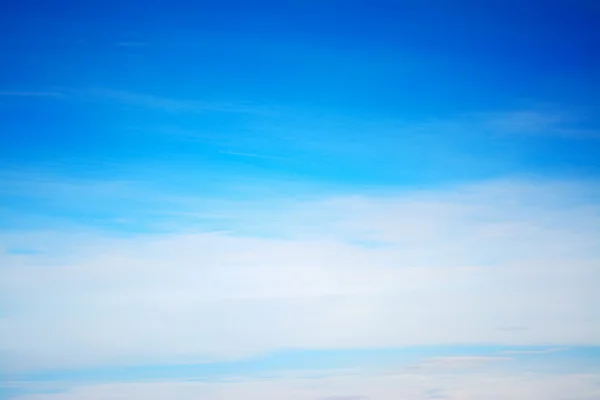 Vit och blå himmel — Stockfoto