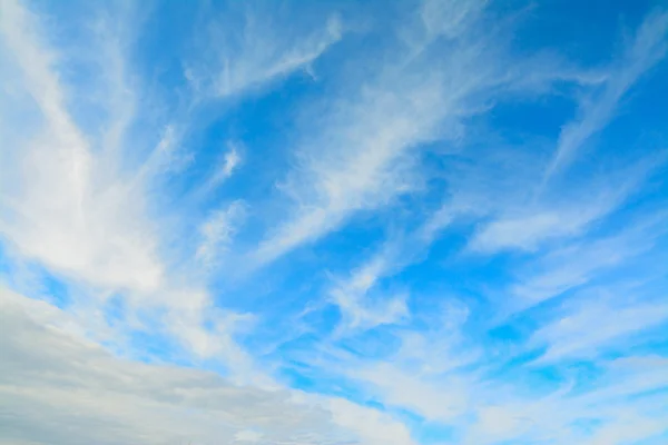 Vita moln på himlen — Stockfoto