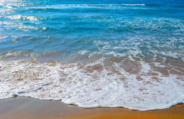 Costa dourada e água azul — Fotografia de Stock