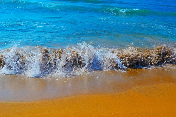 Ondas pequenas em Porto Ferro — Fotografia de Stock