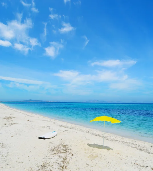 Tabla de surf y sombrilla de playa — Foto de Stock