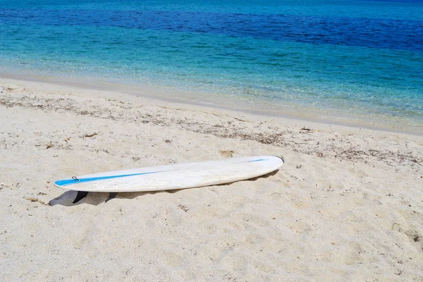 Surfbräda på en vit strand — Stockfoto