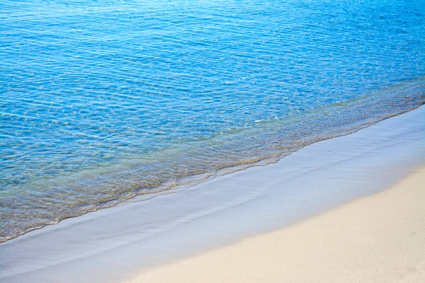 Spiaggia blu e dorata ad Alghero — Foto Stock