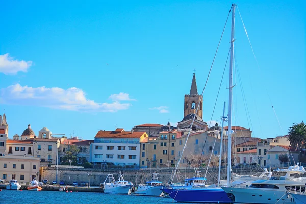 Menara Alghero terlihat dari pelabuhan — Stok Foto