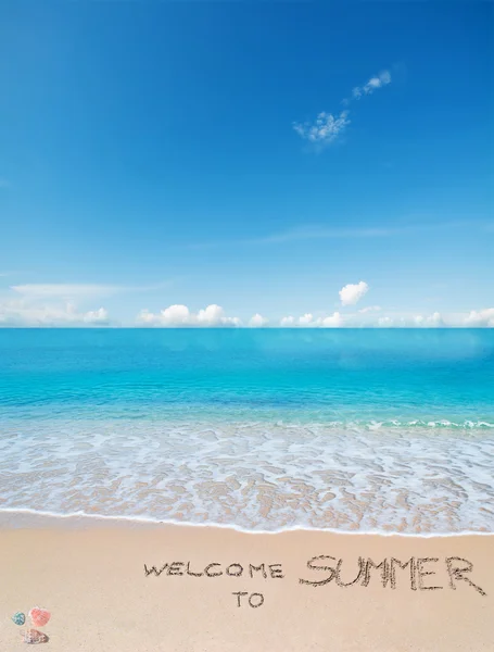 Välkommen till sommaren skrivit på en tropisk strand — Stockfoto