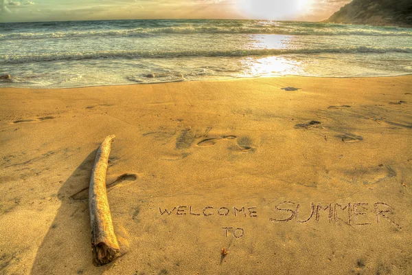 Bem-vindo ao verão escrevendo ao pôr do sol — Fotografia de Stock