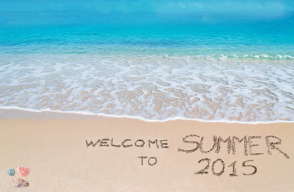 Bienvenido al verano 2015 escrito en una playa tropical — Foto de Stock