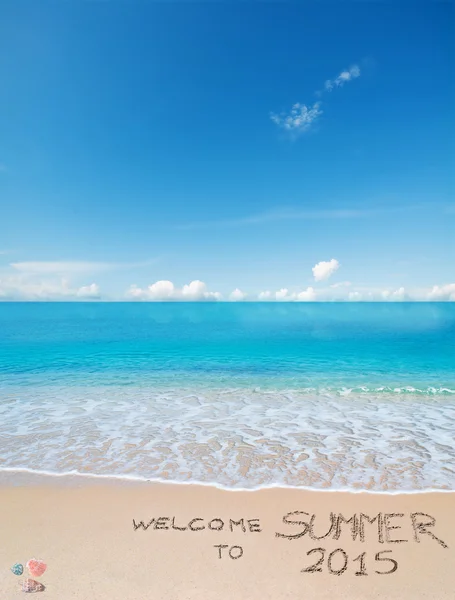 Добро пожаловать на лето 2015 написано на тропическом пляже — стоковое фото