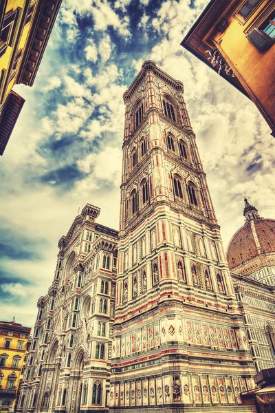 Santa Maria del Fiore katedralen i Florens under en dramatisk himmel — Stockfoto