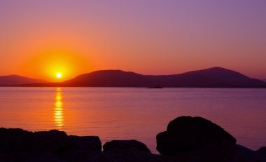 Alghero kıyı pembe günbatımı