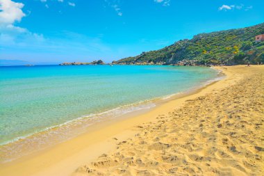 Rena bianca shore beyaz bulutlar altında