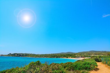 Alghero kıyı şeridi üzerinde parlayan güneş