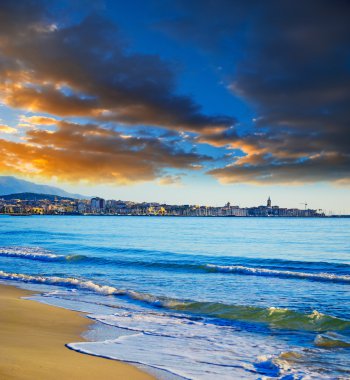Alghero üzerinde bulutlu gökyüzü günbatımı