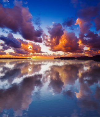 gün batımında suda yansıyan gökyüzü