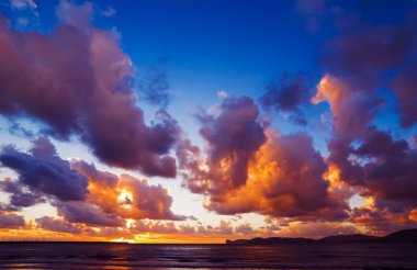 gün batımında Alghero kıyı üzerinde dramatik gökyüzü
