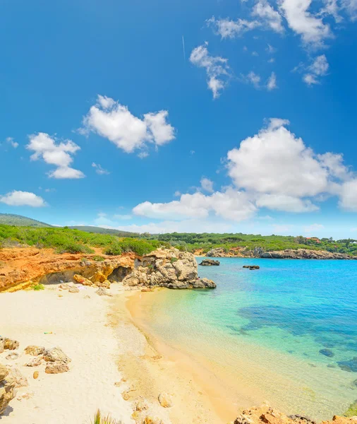 Arena blanca junto al mar en Alghero — Foto de Stock