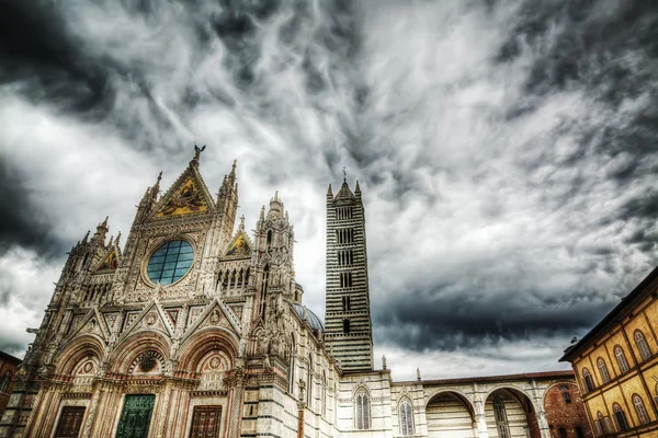 Santa Maria Assunta katedrála v Sieně pod dramatická obloha — Stock fotografie