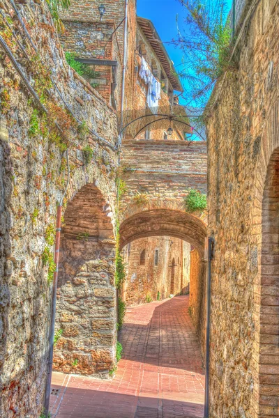 Arcos em uma rua estreita em San Gimignano — Fotografia de Stock