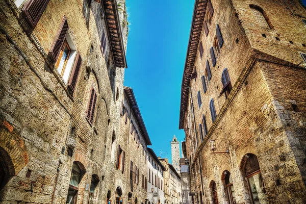 Narrow road in San Gimignano in hdr — Stock Photo, Image