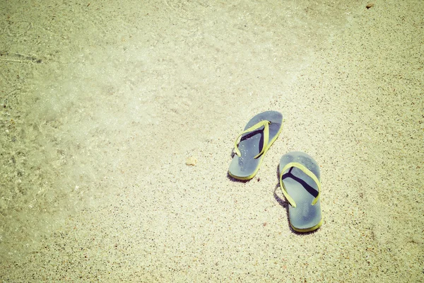 Flip flops vid stranden — Stockfoto