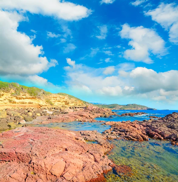 Rode rotsen aan de zee in Sardinië — Stockfoto