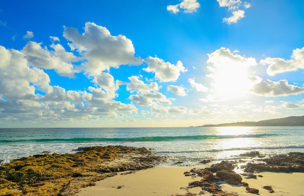 Le Bombarde beach under en molnig himmel — Stockfoto