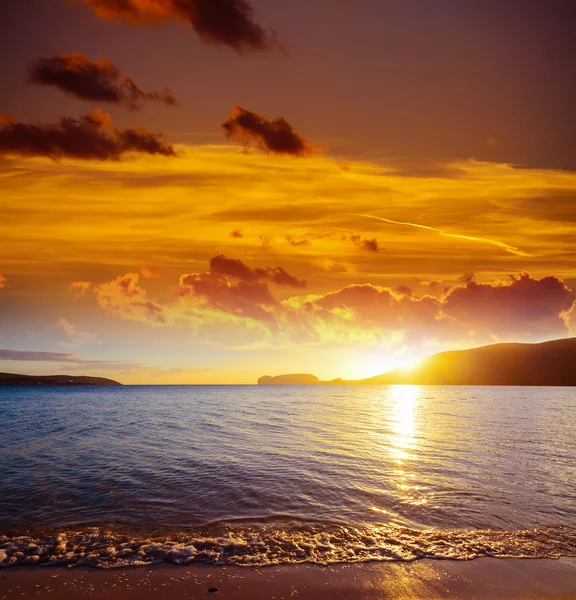 Céu colorido sobre a praia de Mugoni ao pôr do sol — Fotografia de Stock