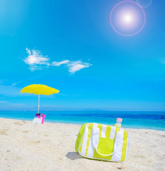 Cooler bag on the sand in a tropical beach — Stock Photo, Image