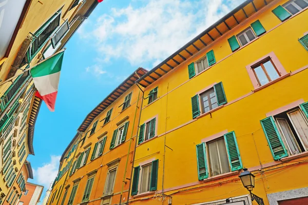 Colorful buildings in Pisa under a blue sky — Stock Photo, Image