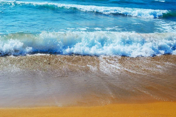 Kleine golven door de kust in Sardinië — Stockfoto