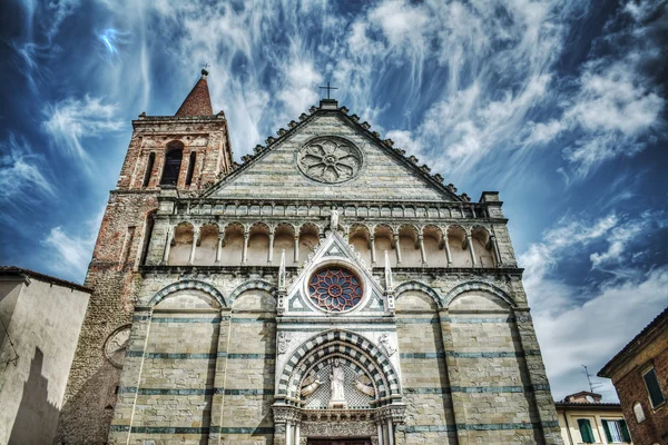 Gereja San Paolo di bawah langit yang dramatis di Pistoia — Stok Foto